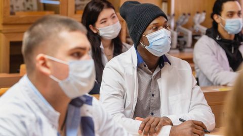 25 та мамлакатдан келадиган талабаларнинг Россияга киришига рухсат берилди. Улар орасида Ўзбекистон йўқ