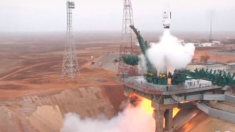 Россия 18 та мамлакат сунъий йўлдошлари ортилган «Союз» ракетасини учирди (видео)