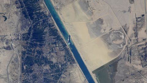 Suvaysh kanaliga tiqilib qolgan yuk kemasi birinchi marta joyidan biroz siljitildi