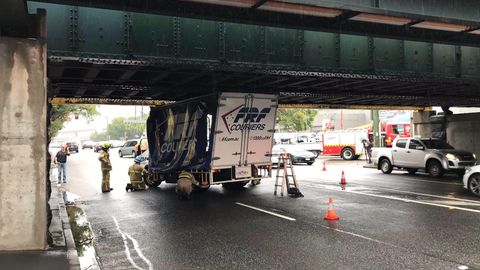 Австралияда ҳам «аҳмоқлик кўприги» пайдо бўлди. Ҳозирга қадар унга 124-автомобиль тиқилиб қолди