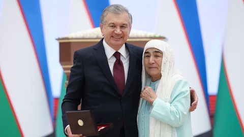 Шавкат Мирзиёев чустлик ака-ука тадбиркорларнинг онасини мукофотлади