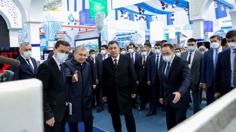 Sadir Japarov Shavkat Mirziyoyev hamrohligida Toshkentda sanoat mahsulotlari ko‘rgazmasi bilan tanishdi