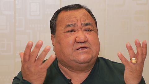 Актёр Алишер Отабоев «қўшиқ айтиш, роль ўйнаш ҳаром» деганларга муносабат билдирди (видео)