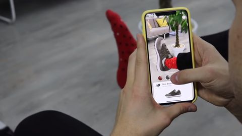 Gucci virtual krossovkalarni sotuvga chiqardi. Ularni mobil ilova orqali “kiyib ko‘rish” va xarid qilish mumkin