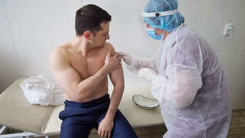 Зеленский коронавирусга қарши Ҳиндистонда ишлаб чиқарилган вакцина билан эмланди