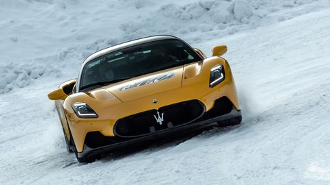 Видео: Қорда дрифт қилаётган 630 от кучига эга мотор ўрнатилган Maserati МC20