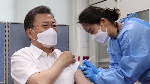 Жанубий Корея президенти AstraZeneca билан эмланди, Германияда карантин 18 апрелгача узайтирилди, ЖССТ ёшларнинг коронавирусга қарши эмланишини қоралади ва бошқа коронахабарлар