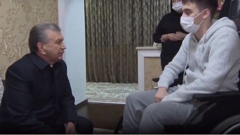 «Керак бўлса хорижда даволатамиз». Шавкат Мирзиёев Чирчиқда оёғини лат едириб олган йигит билан суҳбатлашиб, унга ёрдам кўрсатиш бўйича топшириқ берди