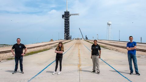 SpaceX’нинг орбитага хусусий парвози пулини тўлаган миллиардер экипажнинг қолган 3 аъзосини танлаб олди