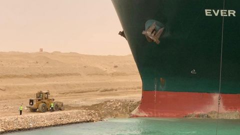 Ulkan kema Suvaysh kanaliga tiqilib qoldi, buning ortidan neft narxi keskin o‘sdi (video)