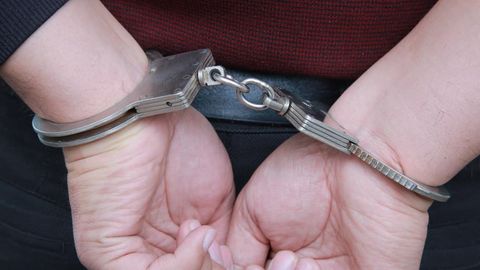 Бухорода 100 ой давомида алимент тўлашдан бўйин товлаб, қочиб юрган ота 15 суткага қамалди