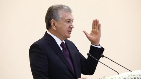 «Сиз аёлларнинг шаънингизга мадҳиялар айтиш учун одам шоир бўлиб туғилмаганига афсусланиб қолади» – Шавкат Мирзиёев