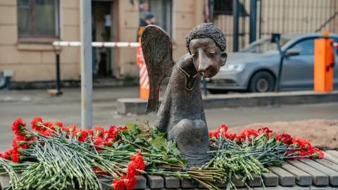 Sankt-Peterburgda koronavirusdan vafot etgan shifokorlarga atab yodgorlik ochildi. Ochilish marosimi yodgorlik tashabbuskorlarisiz, maxfiy tarzda o‘tkazildi