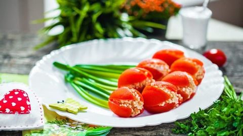 Pomidordan lolali guldasta. Bahoriy kayfiyat hadya etuvchi gazakni tayyorlab ko‘ring