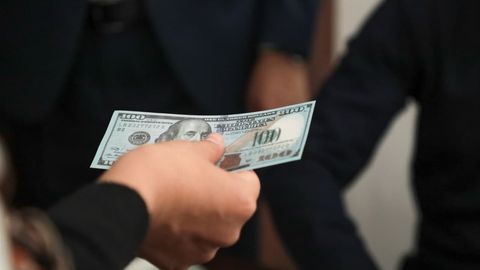 Farg‘onada qalbaki 100 dollarlik kupyurani muomalaga kiritmoqchi bo‘lgan shaxs ushlandi