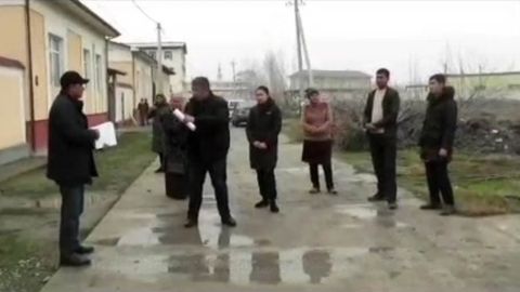 Baliqchida yosh tadbirkor yer olish uchun hokim o‘rinbosariga 2 ming dollar berganini aytgan. Hokim bunga munosabat bildirdi