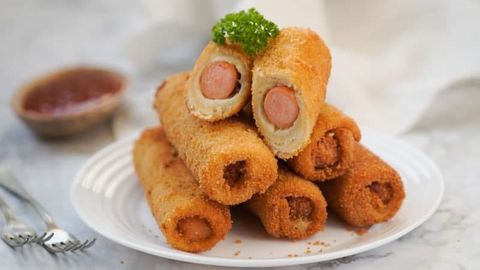 Pishloq va sosiska qo‘shib, nonli rolli tayyorlang