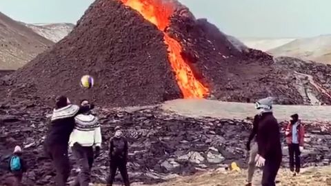Video: Harakatga kelgan vulqon yaqinida xotirjamlik bilan voleybol o‘ynayotgan islandiyaliklar (video)