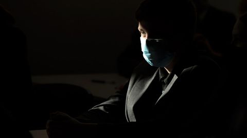 Ko‘plab mamlakatlarning maktab o‘quvchilari bir yillik pandemiyadan so‘ng an’anaviy ta’limga qaytdi