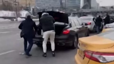 Moskvada hazillashib biznes-klassdagi taksini minib qochgan uch nafar bloger jinoiy javobgarlikka tortiladi