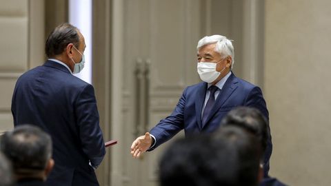 Qirg‘iziston sog‘liqni saqlash vaziri O‘zbekistondagi hamkasbiga qo‘l uzatmagani sababini aytdi