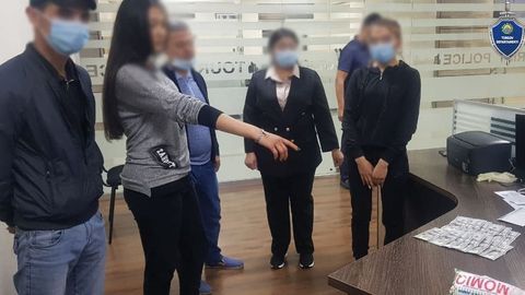 Самарқандда 40 ёшли эркак билан гаплашиб, бу ҳақда унинг оила аъзоларига айтмаслик учун 1500 доллар сўраган 16 ёшли қиз ушланди