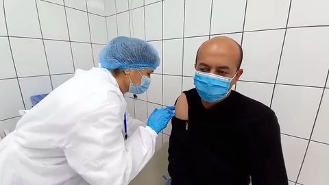 Olmaliq shahar hokimi Qobil Hamdamov koronavirusga qarshi emlandi (video)