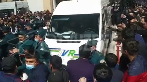 Namangancha muxlislik. “Navbahor” — “Paxtakor” o‘yinidan keyin tartibsizliklar yuzaga keldi, O‘zMTRKga tegishli avtomobil muxlislar “hujum”iga uchradi (video)