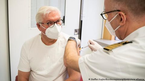 Germaniya prezidenti koronavirusga qarshi AstraZeneca vaksinasi bilan emlandi