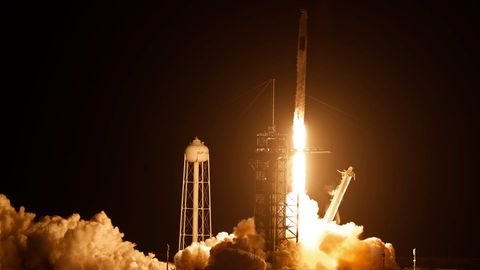 Video: SpaceX yana 60 ta sun’iy yo‘ldoshni orbitaga chiqardi. Ular butun sayyorani internet bilan ta’minlash loyihasining bir qismidir