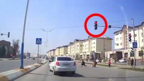 Наманганда йўлдан ўтаётган мактаб ўқувчиларини босиб кетишига бир бахя қолган Lacetti ҳайдовчиси жаримага тортилди