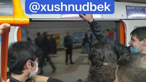 Тошкентда метро поезди йўловчилар ҳаётини хавфга қўйиб очиқ эшик билан ҳаракатланди. Метрополитен ҳолат бўйича хизмат текширувини бошлади