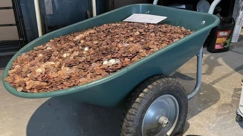 Avtoservisdan haydalgan amerikalikka so‘nggi maoshi o‘rniga 200 kg yopishqoq tangalar berildi