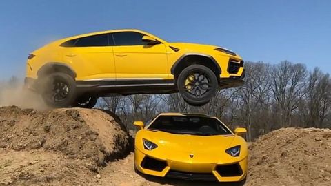 Dodge Ram’даги экстремал сакрашлари учун 18 та жаримага тортилган блогер Lamborghini Urus ёрдамида Aventador устидан сакраб ўтди (видео)