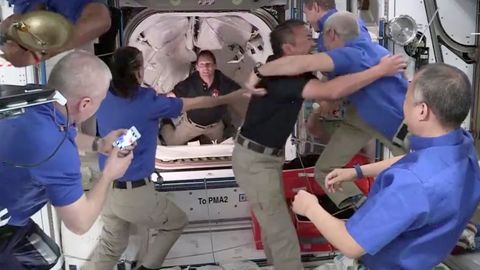 Crew Dragon astronavtlari Xalqaro kosmik stansiyaga yetib bordi. Endi stansiyadagilar 11 kishi bo‘ldi (video)