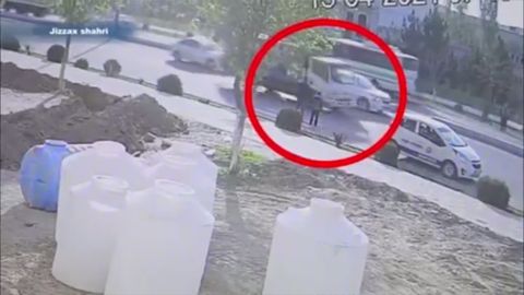 Жиззахда «мусоровоз»нинг газ балони портлашидан жароҳатланган 7 ёшли боланинг оёғи кесиб ташланди