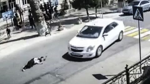 Samarqandda Cobalt maktab oldidagi piyodalar yo‘lagidan o‘tayotgan 8 yoshli qizni urib yubordi (video)