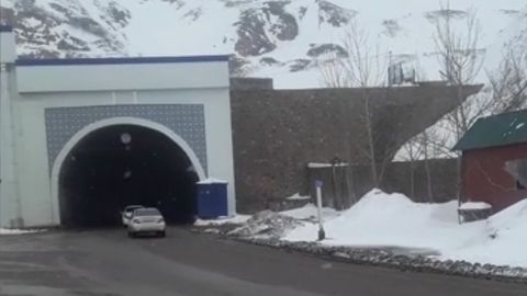 Qamchiq dovonidagi yo‘llarda qorlar erib, transport vositalari harakati davom etayotgani ma’lum qilindi