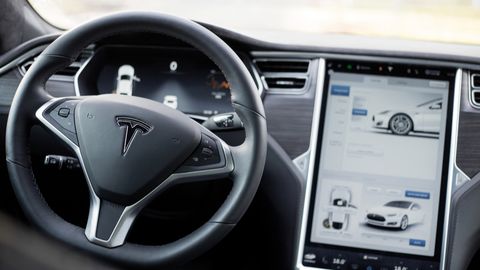 AQShda elektrokar ishtirokidagi halokatli YTHdan keyin Tesla aksiyalari narxi tushib ketdi. Ilon Mask mashinada avtopilot rejimi yoqilmaganini ma’lum qildi