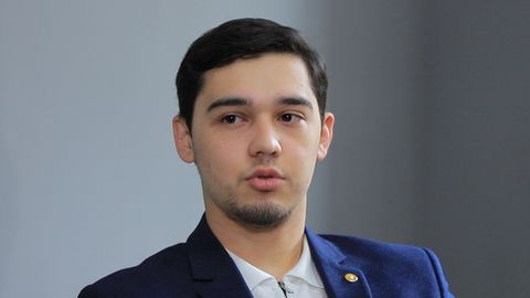 Bunyod Rahmatullayev “Yig‘lamagin” filmida qabrni o‘ziga qazdirishgani, dastlab kastingdan o‘tolmagani haqida gapirib berdi (video)