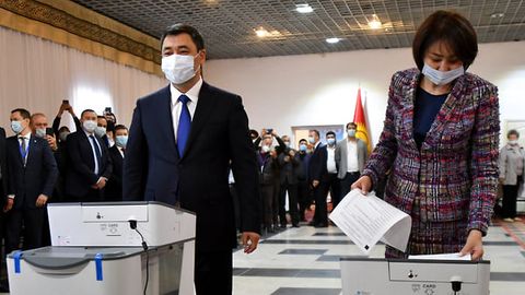 Qirg‘izistondagi referendumda saylovchilarning qariyb 80 foizi prezident vakolatlarini kuchaytirish va parlamentni qisqartirishni yoqlab ovoz berdi