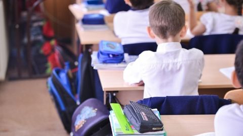 Тошкентдаги мактабда ЛГБТга қарши кураш сифатида ўқувчиларнинг калта пайпоқ кийган-киймагани текширилгани айтилмоқда