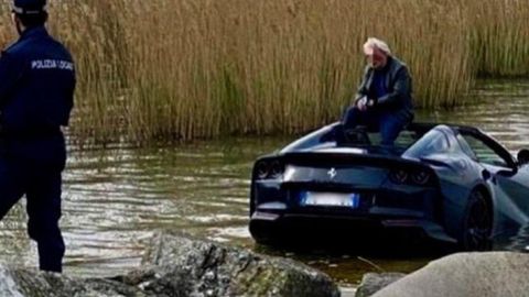 Италияда эътиборсиз ҳайдовчи 400 минг долларлик Ferrari’сини кўлга чўктириб юборди