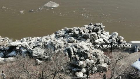 Rossiyada Amur daryosidan ko‘tarilgan muz bo‘laklari qirg‘oqqa chiqib, to‘siqlarni buzib tashladi (video)