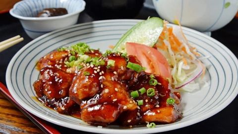 Teriyaki sousi qo‘shilgan betakror ta’mli tovuq go‘shti retsepti