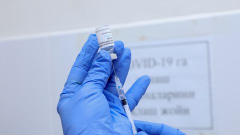 Ўзбекистонда 1 майдан вакцинациянинг иккинчи босқичи бошланади. Жамоат транспорти ходимлари, журналист ва муҳожирлар эмланади
