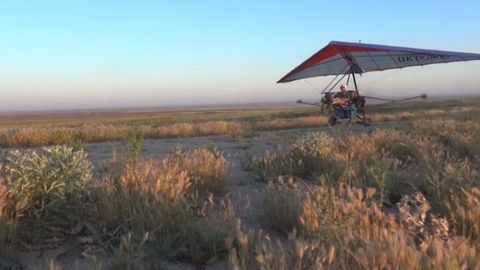 O‘zbekistonda zararli chigirtkalar bilan kurashish mavsumi boshlandi. Bunda o‘nlab deltaplanlardan foydalanilmoqda