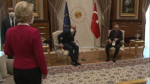 Turkiya prezidenti bilan uchrashuvda Yevrokomissiya rahbariga o‘rindiq yetmay qoldi (video)