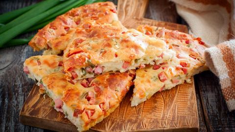 Pitssadan ancha oson: Iftorlikka pishloq va kolbasa qo‘shib mazali pirog pishiring
