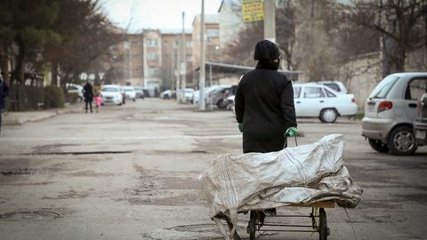 «Тупроқ қазиб, тупроқлар остида қолган болам». Юнусобод метросидаги фожиа қурбонлари яқинларининг ўтган бир йилдаги ҳаёти ва компенсация муаммолари ҳақида
